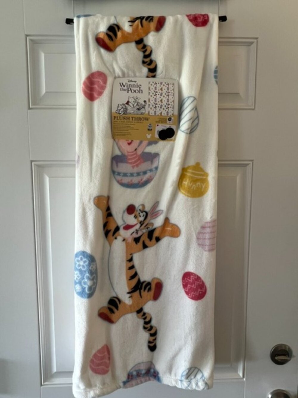 TIGGER AND PIGGLET EASTER THROW